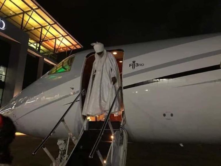 Sanusi Arrives  Lagos As Court Frees Him from Detention