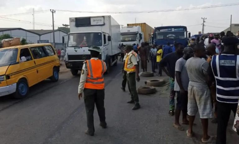 Truck Falls On Car In Lagos, Six Die, One Injured